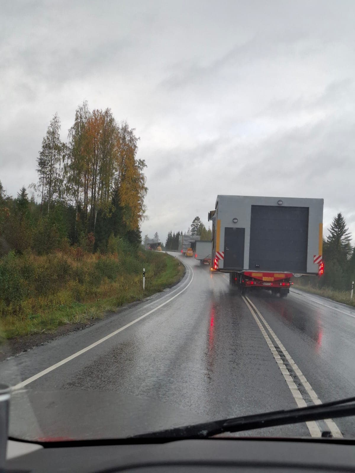 Leveä kuljetus maantiellä.