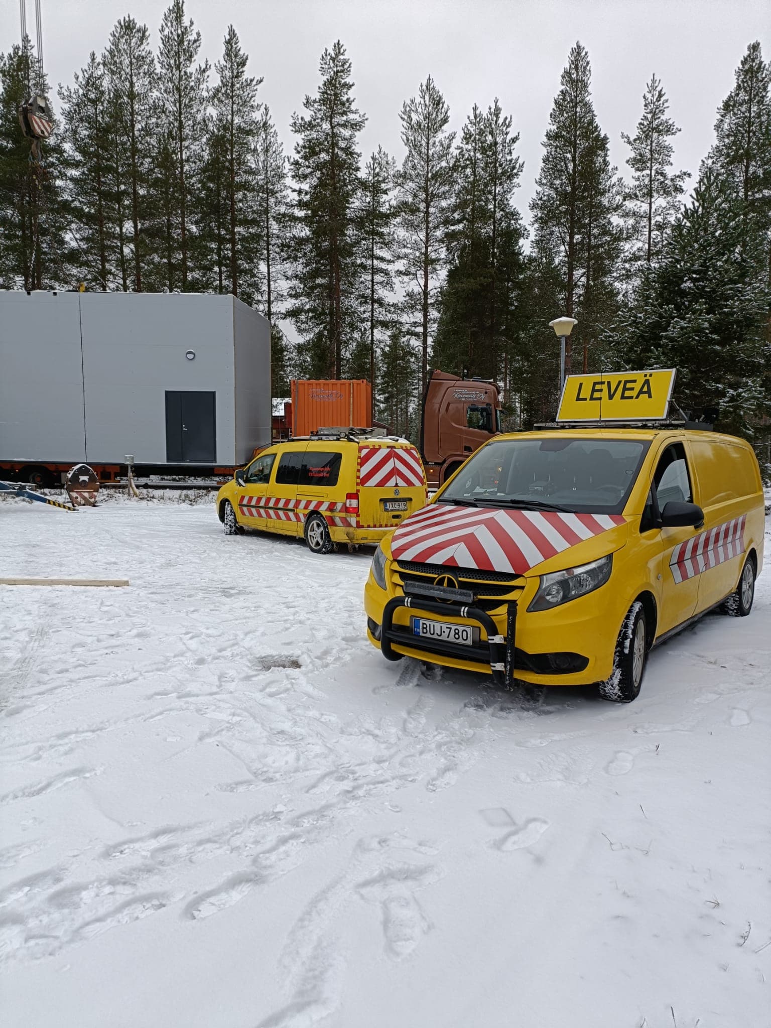Etuautot leveän kuljetuksen yhteydessä talvella