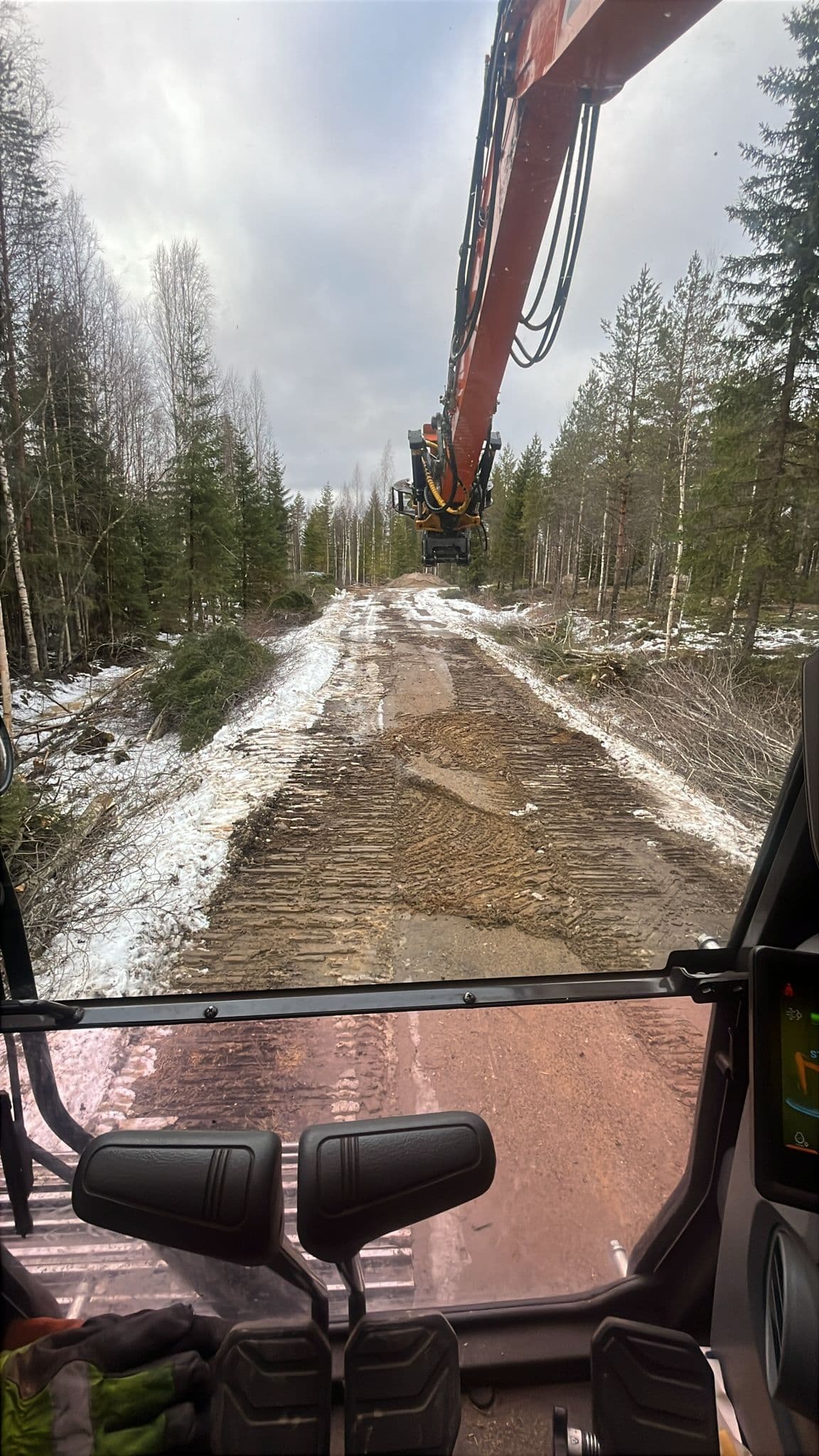 Kaivinkoneen puomi ja työstetty kulkureitti.