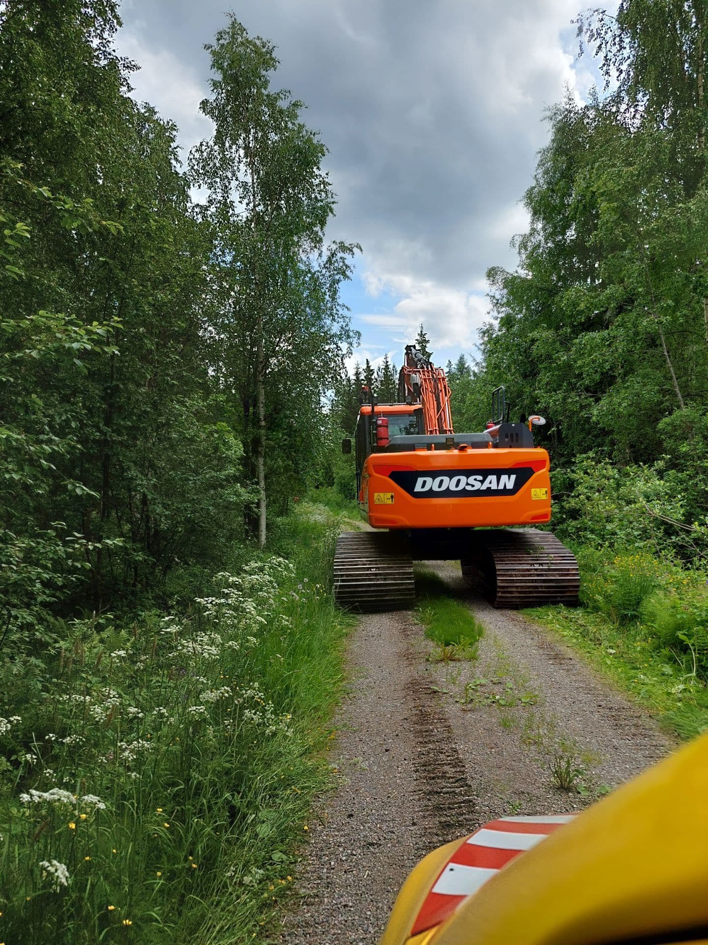 Kaivinkone metsätiellä.