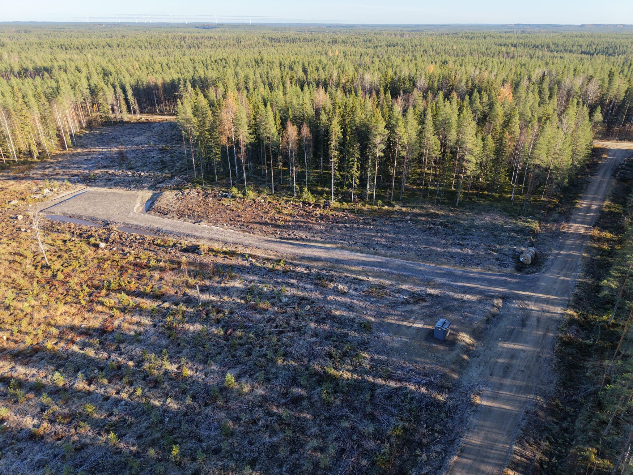 Ilmakuva soratieyhteydestä metsäalueella.