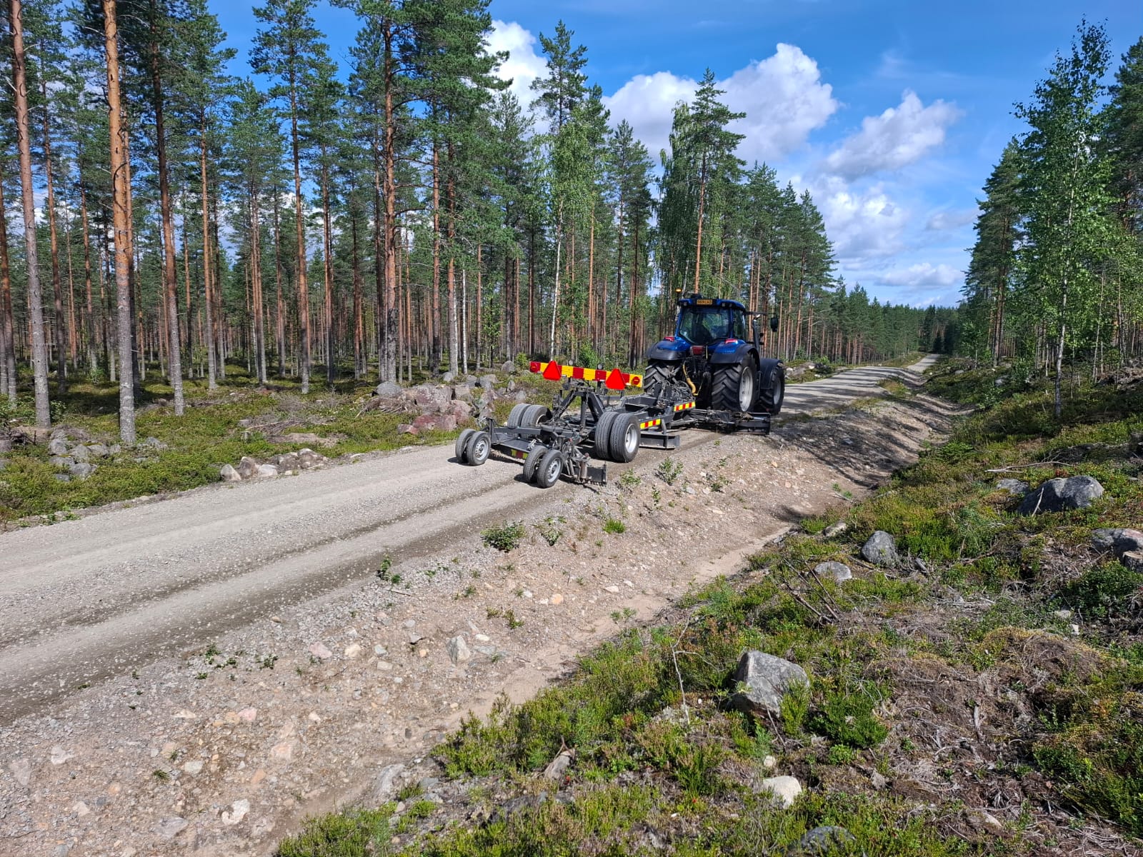 Traktori ja tielana soratiellä.